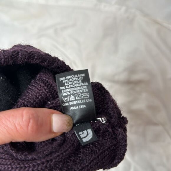 The North Face Wool Blend Burgundy Cable Knit Beanie Hat. - Picture 7 of 7